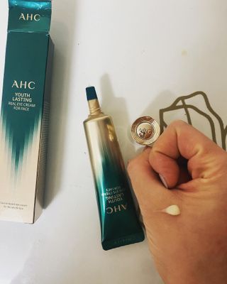 [NEW 탄력유턴 아이크림] AHC 유스 래스팅 리얼 아이크림 포 페이스 — 4점을 준 리뷰어가 2021년 3월 올린 사용 사진