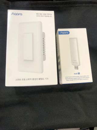 아카라 조명 스위치를 누워서 끄는 방법 (스마트 조명 스위치 2구 + 무선 리모트 스위치 1구 T1, 스마트 허브 E1) — 5점을 준 리뷰어가 2021년 12월 올린 사용 사진