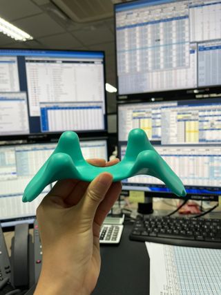 힐니스북 [힐마이넥]   거북목 통증완화를 위한 휴대용 목 안마기 — 5점을 준 리뷰어가 2022년 12월 올린 사용 사진