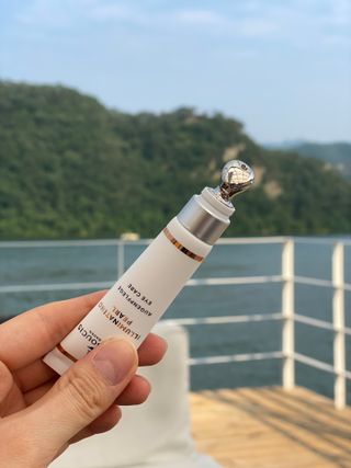 산수시 일루미네이팅 펄 영양 다크서클 스틱 아이 크림 케어 15ml — 5점을 준 리뷰어가 2021년 6월 올린 사용 사진