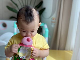 유비맘 트라이탄 코니빨대컵_컬러 랜덤 발송 — 5점을 준 리뷰어가 2021년 3월 올린 사용 사진