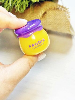 틱톡 [후르디아] 튼입술해결템 올리브영 블루베리 하이드레이팅 허니 립밤 — 5점을 준 리뷰어가 2023년 12월 올린 사용 사진