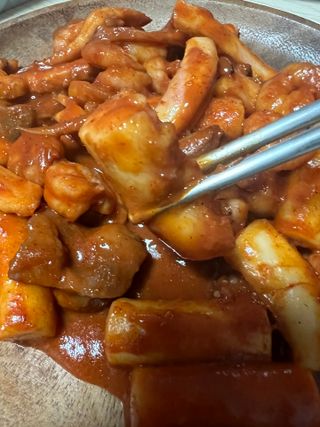 화끈한녀석들 새오똥400g 새우,오징어,똥집 볶음요리 소스,밀떡, 참기름 포함 — 4점을 준 리뷰어가 2022년 12월 올린 사용 사진