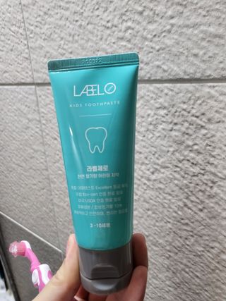 치과에서 쓰는 치약 _ 라벨제로 저불소 꼬마, 키즈, 유아, 베이비, 주니어 안전한 어린이치약 — 5점을 준 리뷰어가 2023년 2월 올린 사용 사진