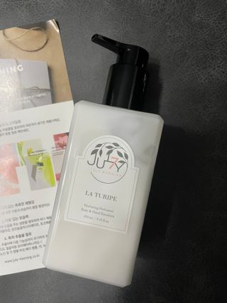 줄라이 모닝 _ JULY MORNING 줄라이모닝 하이드레이팅 퍼퓸드 바디앤핸드 에멀젼 — 5점을 준 리뷰어가 2021년 9월 올린 사용 사진