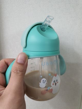 유비맘 트라이탄 코니빨대컵_컬러 랜덤 발송 — 5점을 준 리뷰어가 2021년 2월 올린 사용 사진