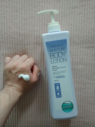 [과일나라] 바세린 모이스처 바디로션 1000ml 2종 — 5점을 준 리뷰어가 2021년 10월 올린 사용 사진
