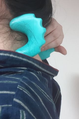 힐니스북 [힐마이넥]   거북목 통증완화를 위한 휴대용 목 안마기 — 4점을 준 리뷰어가 2022년 12월 올린 사용 사진