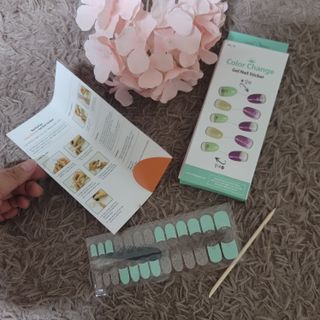 [네일가게] 햇빛에 닿으면 색이 변하는 신기한 햇살 반전 네일스티커 — 4.5점을 준 리뷰어가 2021년 8월 올린 사용 사진