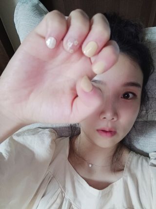 데싱디바 글레이즈 젤네일 스노쿨링 네일_5종 중 택 1 — 5점을 준 리뷰어가 2021년 8월 올린 사용 사진