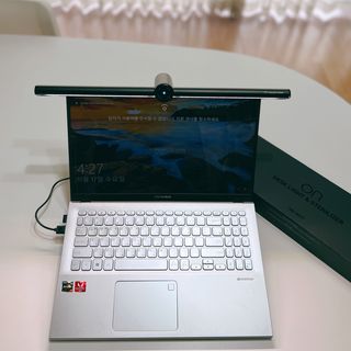 TOMO GRAPHY 나 있을땐 환한 조명 나 없을땐 확실한 살균 ★ DESK LIGHT & STERILIZER [ON] ★ — 5점을 준 리뷰어가 2021년 11월 올린 사용 사진