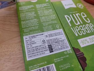 당류2g 자일리톨로 단맛을낸 슈카 퓨어비건 무설탕초콜릿 Xucker vegan 2개입 — 5점을 준 리뷰어가 2021년 4월 올린 사용 사진