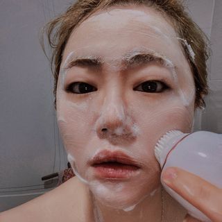 디하우트 랩 디하우트랩 클렌징 피부관리기 진동클렌저 실리콘+2종 인조모 브러시 — 5점을 준 리뷰어가 2021년 12월 올린 사용 사진