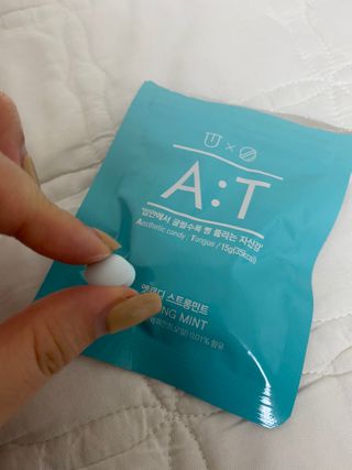 입 냄새 완화에 도움을 주는 에티켓 캔디 앳캔디 스트롱민트 — 4.5점을 준 리뷰어가 2021년 2월 올린 사용 사진