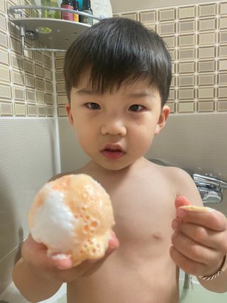 버블데이 아로마/과일 거품 입욕제 — 5점을 준 리뷰어가 2021년 7월 올린 사용 사진