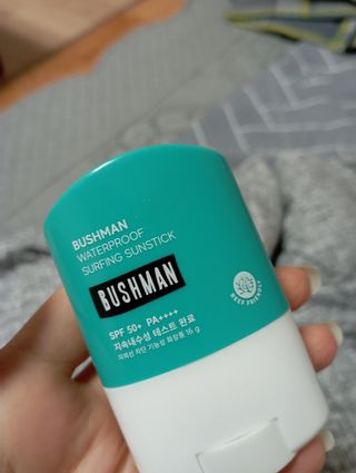 부쉬맨 워터프루프 서핑 선스틱 16g SPF50+ PA++++ — 5점을 준 리뷰어가 2023년 4월 올린 사용 사진