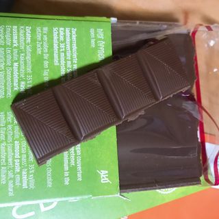 당류2g 자일리톨로 단맛을낸 슈카 퓨어비건 무설탕초콜릿 Xucker vegan 2개입 — 5점을 준 리뷰어가 2021년 4월 올린 사용 사진