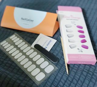 [네일가게] 햇빛에 닿으면 색이 변하는 신기한 햇살 반전 네일스티커 — 5점을 준 리뷰어가 2021년 8월 올린 사용 사진