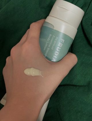 [후르디아] 올리브영 저자극 비건바디로션 — 4점을 준 리뷰어가 2023년 9월 올린 사용 사진