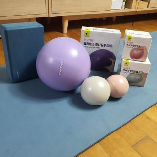 [트라택] 홈 필라테스 SET [미니짐볼+웨이트볼(0.5kg&1kg+요가블럭] — 5점을 준 리뷰어가 2022년 7월 올린 사용 사진
