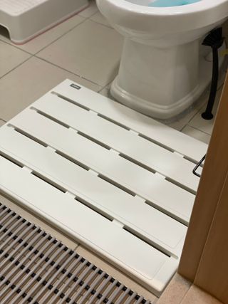 창신리빙 [프랑코 항균 욕실, 변기 발판] 똑똑한 정리 수납 — 4점을 준 리뷰어가 2021년 7월 올린 사용 사진