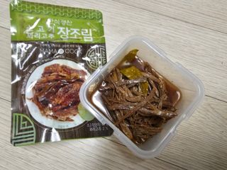 하나마이 [마마쿡] 전 청와대 천상현 셰프의 밑반찬  5종세트(소고기 장조림+연근조림+진미채+간장김자반+새우김자반) — 5점을 준 리뷰어가 2023년 4월 올린 사용 사진