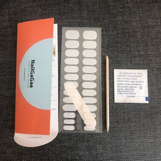 [네일가게] 햇빛에 닿으면 색이 변하는 신기한 햇살 반전 네일스티커 — 3점을 준 리뷰어가 2021년 8월 올린 사용 사진
