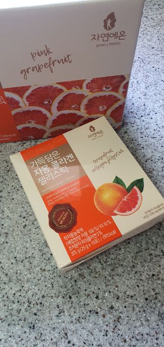 자연에온 핑크 자몽 착즙 100mL 10개입 1BOX +가 득담은 자몽 콜라겐 젤리스틱 1BOX — 5점을 준 리뷰어가 2021년 6월 올린 사용 사진