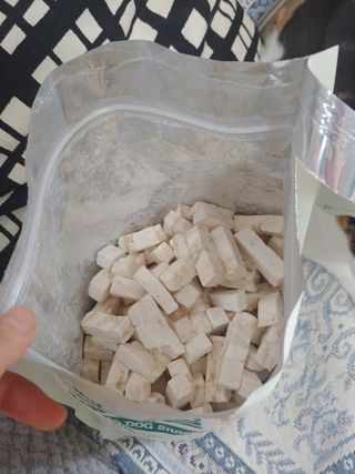 [펫시밀] 원물그대로 영양듬뿍 동결건조 왕북어트릿300g,왕치킨트릿400g,열빙어트릿300g 대용량 간식 — 5점을 준 리뷰어가 2023년 5월 올린 사용 사진