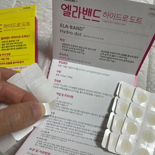 올리브영 엘라밴드 하이드로 도트 스팟패치 12mm, 티트리 — 5점을 준 리뷰어가 2022년 10월 올린 사용 사진