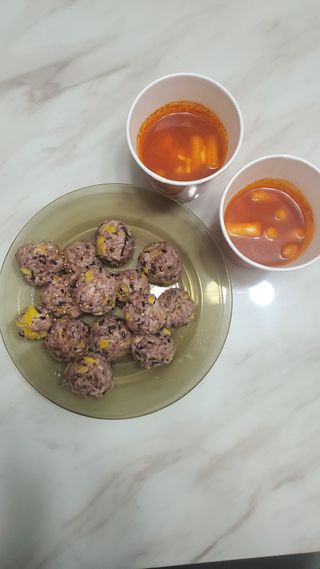 유비쿡 컵떡볶이 매운컵떡볶이2개/ 짜장컵떡볶이 2개  총 4개세트 — 5점을 준 리뷰어가 2021년 2월 올린 사용 사진