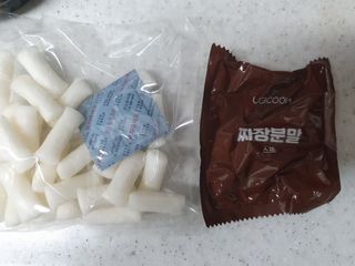 유비쿡 컵떡볶이 매운컵떡볶이2개/ 짜장컵떡볶이 2개  총 4개세트 — 5점을 준 리뷰어가 2021년 2월 올린 사용 사진