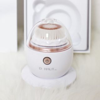 디하우트 랩 디하우트랩 클렌징 피부관리기 진동클렌저 실리콘+2종 인조모 브러시 — 5점을 준 리뷰어가 2021년 11월 올린 사용 사진