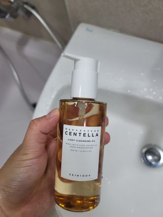 스킨1004 [SKIN1004] 마다가스카르 센텔라 라이트 클렌징 오일 200ml — 5점을 준 리뷰어가 2024년 8월 올린 사용 사진
