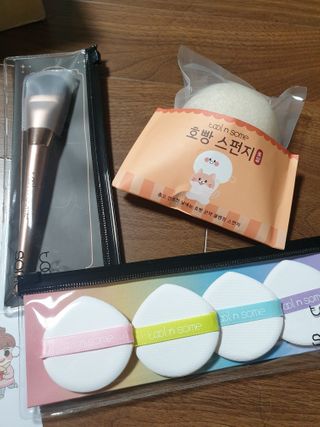[툴앤썸] 메이크업 브러시로 바르고 호빵 스펀지로 클렌징하는 A-Z 뷰티툴 5종 — 5점을 준 리뷰어가 2021년 1월 올린 사용 사진