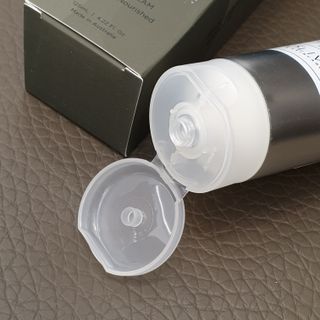 올리브 오일 스킨케어 컴퍼니 [OOSC] 보송보송한 내추럴리 너리시드 핸드크림 125ml — 4점을 준 리뷰어가 2021년 5월 올린 사용 사진