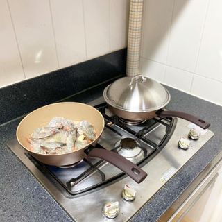 모멘토 마론 프라이팬 26cm 3종 (26cm팬/26cm웍팬/호환 스티머+돔뚜껑) — 4점을 준 리뷰어가 2022년 9월 올린 사용 사진