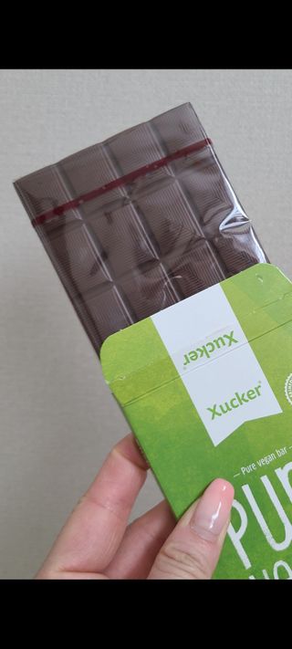 당류2g 자일리톨로 단맛을낸 슈카 퓨어비건 무설탕초콜릿 Xucker vegan 2개입 — 5점을 준 리뷰어가 2021년 4월 올린 사용 사진