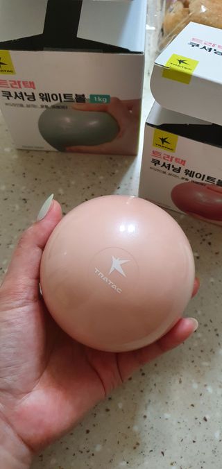 트라택 쿠셔닝 웨이트볼 0.5kg + 1kg SET — 5점을 준 리뷰어가 2022년 4월 올린 사용 사진