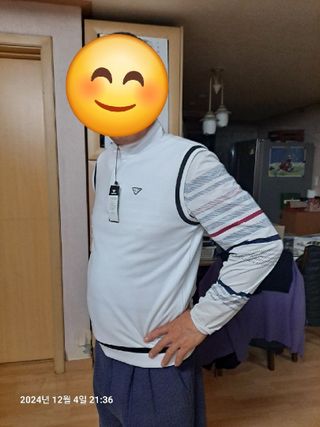 [네이버] 다운블로우 남자 기능성 골프웨어 여름 냉감 쿨링 이너 티셔츠 DB3000M (블랙) — 5점을 준 리뷰어가 2024년 12월 올린 사용 사진