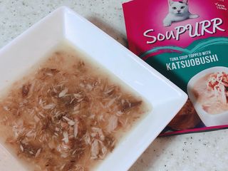 비타크래프트 고양이 수프 50g 3가지맛 x4팩씩 총 12팩 — 4점을 준 리뷰어가 2021년 8월 올린 사용 사진