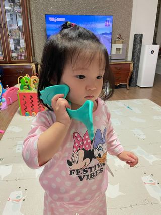 힐니스북 [힐마이넥]   거북목 통증완화를 위한 휴대용 목 안마기 — 4점을 준 리뷰어가 2022년 12월 올린 사용 사진