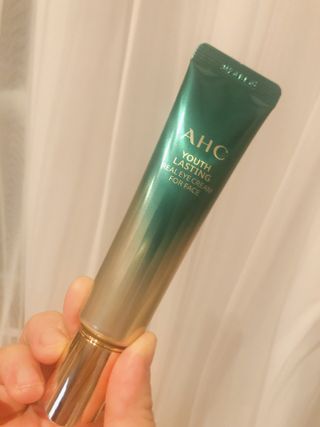 [NEW 탄력유턴 아이크림] AHC 유스 래스팅 리얼 아이크림 포 페이스 — 4.5점을 준 리뷰어가 2021년 3월 올린 사용 사진