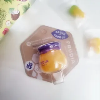틱톡 [후르디아] 튼입술해결템 올리브영 블루베리 하이드레이팅 허니 립밤 — 5점을 준 리뷰어가 2023년 12월 올린 사용 사진