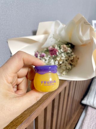 틱톡 [후르디아] 튼입술해결템 올리브영 블루베리 하이드레이팅 허니 립밤 — 4.5점을 준 리뷰어가 2024년 3월 올린 사용 사진