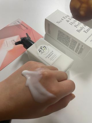 줄라이 모닝 _ JULY MORNING 줄라이모닝 하이드레이팅 퍼퓸드 바디앤핸드 에멀젼 — 2.5점을 준 리뷰어가 2022년 3월 올린 사용 사진
