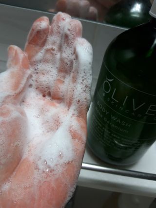 올리브 오일 스킨케어 컴퍼니 [OOSC] 향기로운 보습 로즈 제라늄 바디워시 500ml — 5점을 준 리뷰어가 2021년 5월 올린 사용 사진