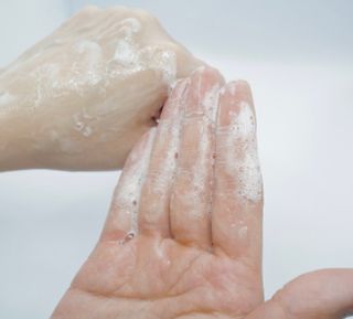 프리마인 메이크업과 들뜨는 각질까지 한방에 깐달걀로! 순하기까지한 셀베이스 그린티클렌저(200ml) — 5점을 준 리뷰어가 2023년 4월 올린 사용 사진