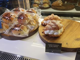 아방갤러리카페 용산아이파크몰점 [아방갤러리카페] 음료 택 2 +  베이커리 5종 중 택 1 — 4.5점을 준 리뷰어가 2021년 4월 올린 사용 사진