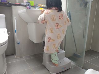 아르브 / 퍼지 2단 유아 아기 욕실 발판 발 디딤대 — 5점을 준 리뷰어가 2023년 1월 올린 사용 사진